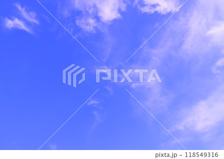 青空に白い雲が広がる(背景素材) 青空に白い雲が広がる(背景素材) 118549316