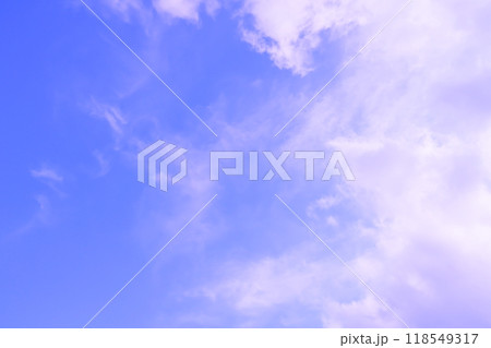 青空に白い雲が広がる(背景素材) 青空に白い雲が広がる(背景素材) 118549317