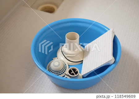 お風呂の排水口の掃除　 118549609