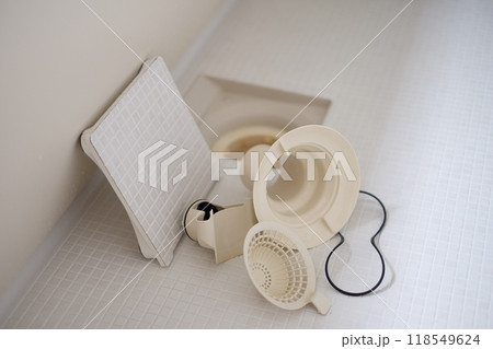 お風呂の排水口の掃除 お風呂の排水口の掃除 118549624