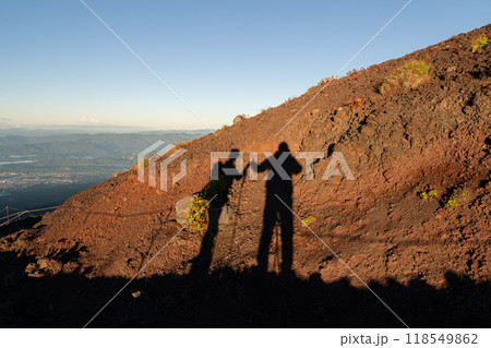 朝日に照らされた二人の影 118549862
