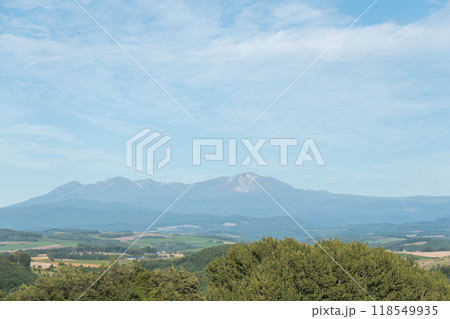 【美瑛町 五稜の丘からの秋の風景と十勝岳連峰】 【美瑛町 五稜の丘からの秋の風景と十勝岳連峰】 118549935