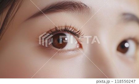 女性の目元のクローズアップ撮影|アイメイク・まつ毛・美眉 女性の目元のクローズアップ撮影|アイメイク・まつ毛・美眉 118550247