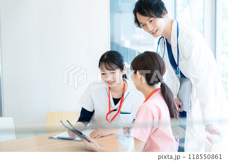 病院で働く医療従事者 撮影協力:学校法人電波学園 東京電子専門学校 病院で働く医療従事者 撮影協力:学校法人電波学園 東京電子専門学校 118550861