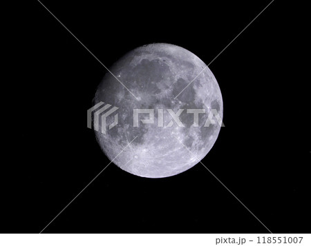 夜空に浮かぶ待宵月 118551007