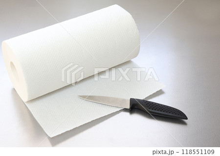 キッチンペーパーとナイフ 118551109