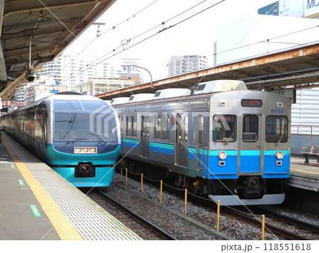 熱海駅 251系スーパービュー踊り子と伊豆急8000系 118551618