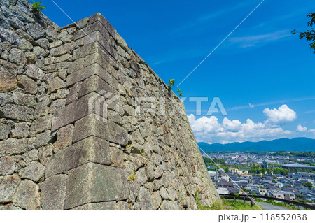 岡山県津山市　津山城の石垣越しにに見る津山の町並み 118552038