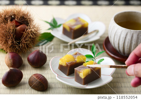 日本を代表する和菓子 羊羹 （ 栗蒸し羊羹 ） 118552054