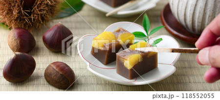 日本を代表する和菓子 羊羹 ( 栗蒸し羊羹 ) 日本を代表する和菓子 羊羹 ( 栗蒸し羊羹 ) 118552055