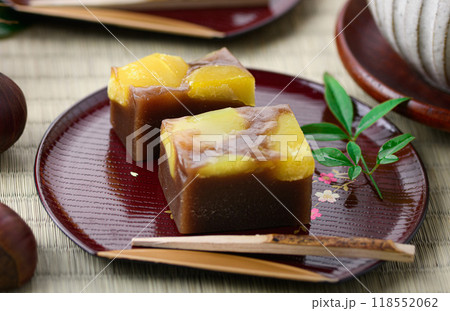日本を代表する和菓子 羊羹 ( 栗蒸し羊羹 ) 日本を代表する和菓子 羊羹 ( 栗蒸し羊羹 ) 118552062