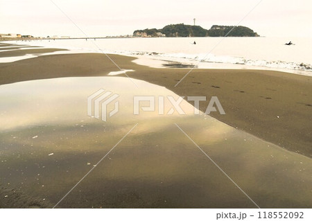 江ノ島と夕暮れの海岸の波風景 海風景 江ノ島と夕暮れの海岸の波風景 海風景 118552092