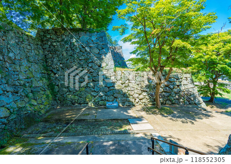 岡山県津山市　津山城の裏中門跡と石垣 118552305
