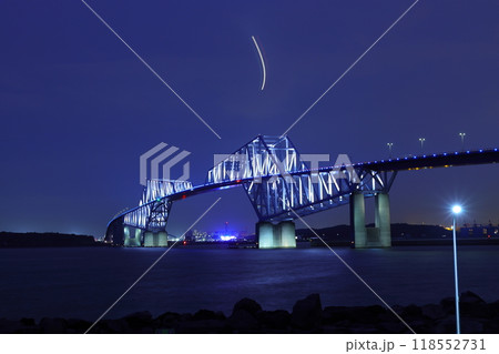 《東京都》ゲートブリッジの夜景・交通物流イメージ 118552731