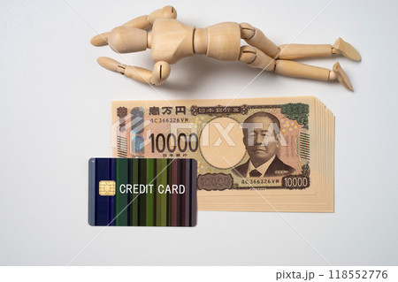 がっくりするデッサン人形とクレジットカードと現金 がっくりするデッサン人形とクレジットカードと現金 118552776