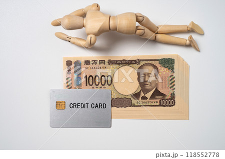 がっくりするデッサン人形とクレジットカードと現金 がっくりするデッサン人形とクレジットカードと現金 118552778