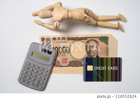 がっくりするデッサン人形とクレジットカードと現金と電卓 がっくりするデッサン人形とクレジットカードと現金と電卓 118552824