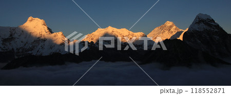 Mount Everest and other high mountains on a autumn evening, Nepal. 118552871