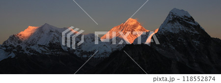 Mount Everest in autumn at sunset, nature header. 118552874