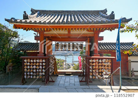 広島・尾道 浄土寺 山門と 尾道水道 118552907