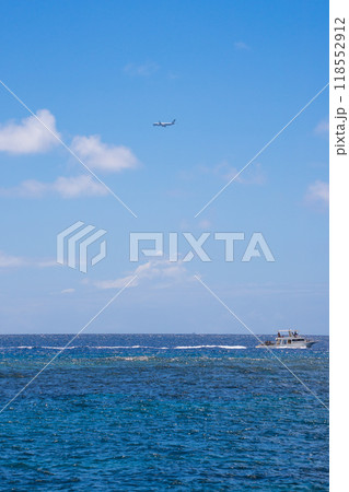 伊良部島周辺を飛行する旅客機 伊良部島周辺を飛行する旅客機 118552912