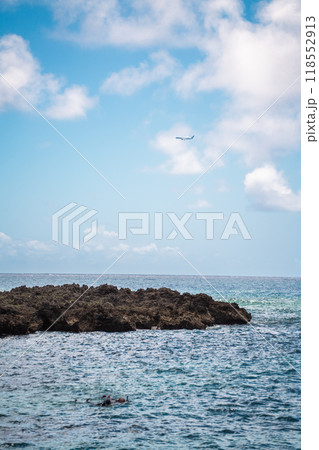 伊良部島周辺を飛行する旅客機 118552913