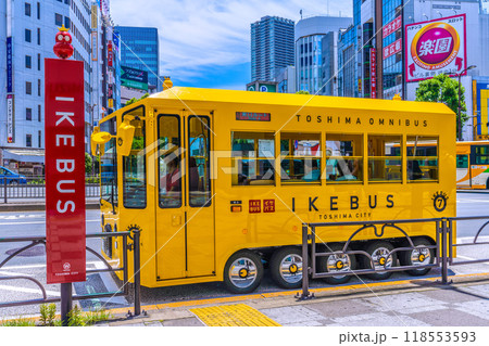 日本の東京都市景観 幸せを運ぶ黄色のイケバスなどを望む。まもなく発車…＝12日、池袋駅東口 118553593