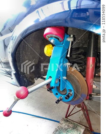 走り屋の必須スタイル『フェンダーの爪折り』を施工中の伝説のスポーツカー 【AE86】ハチロク 118554099