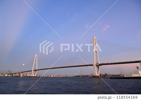 夕日に照らされる名港トリトンと中秋の名月 118554169