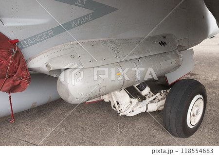 アメリカ海軍F/A-18Eスーパーホーネットの前方監視赤外線ポッド 118554683