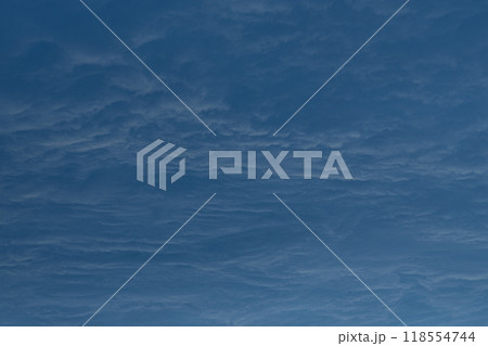 上空の厚い雲 台風前の雲 上空の厚い雲 台風前の雲 118554744