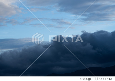 上空の厚い雲　台風前の雲 118554748