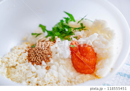 裏ごしした豆腐とはんぺんに食材を加える 118555451