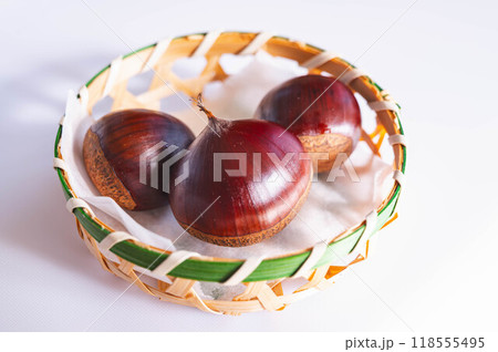 籠に盛った茹でた栗 118555495