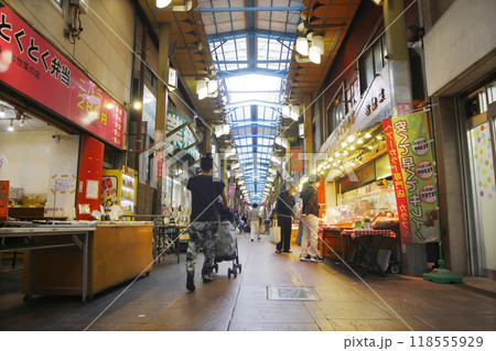 商店街の夕方の買い物時間。アーケードに守られて人々は落ち着いた時間を買い物で費やす 118555929