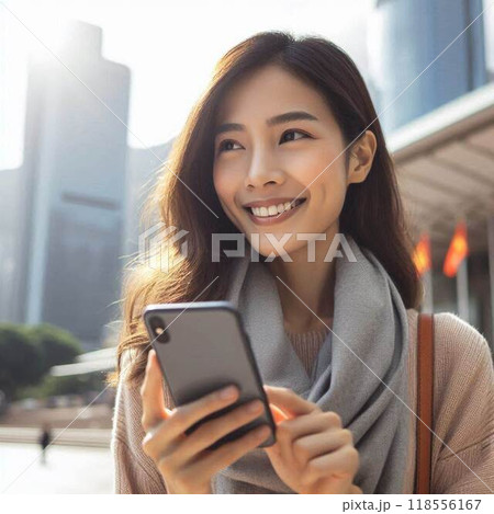 都会にやってきた女性 スマホで目的地を探す 118556167