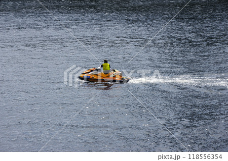 ジェットスキーは川面で一休み。 ジェットスキーは川面で一休み。 118556354