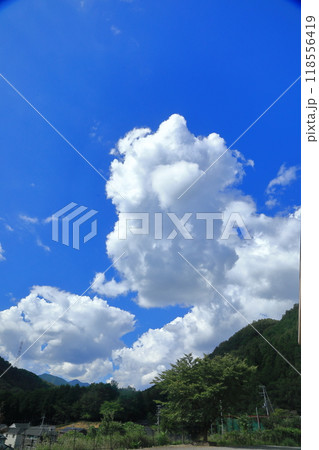 青空に浮かぶ白い雲 青空に浮かぶ白い雲 118556419
