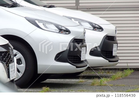 自動車イメージ　トヨタ新型アクアのビジネス車 118556430