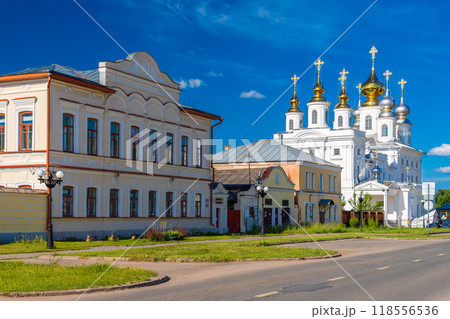 A view of Teatralnaya street and The Resurrection Cathedral in Shuya, Russia. An old Russian town. 118556536