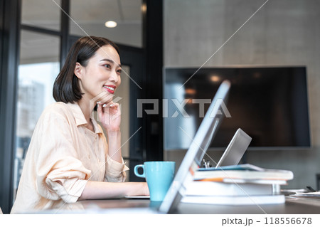 仕事の合間に笑みを浮かべる女性 118556678