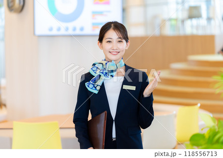 受付の若い女性　撮影協力：学校法人電波学園　東京電子専門学校 118556713