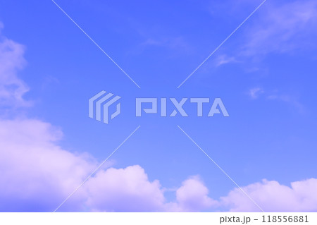 青空に白い雲が広がる(背景素材) 青空に白い雲が広がる(背景素材) 118556881