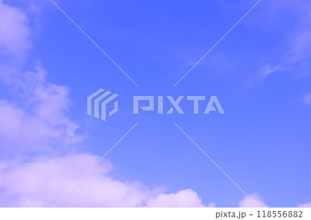 青空に白い雲が広がる(背景素材) 118556882