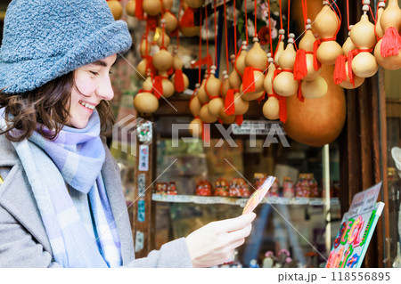 京都観光でお土産を買う外国人旅行者 京都観光でお土産を買う外国人旅行者 118556895