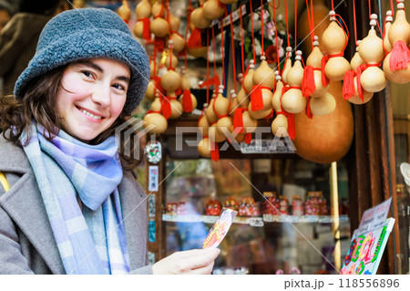 京都観光でお土産を買う外国人旅行者 京都観光でお土産を買う外国人旅行者 118556896