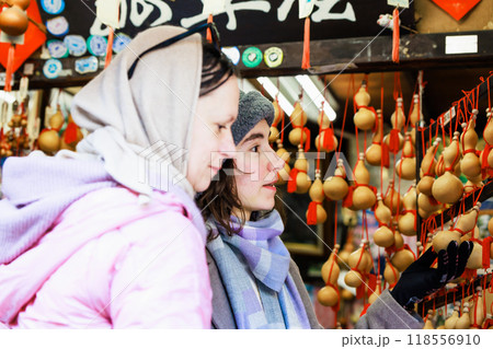 京都観光でお土産を買う外国人旅行者 京都観光でお土産を買う外国人旅行者 118556910