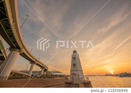 大阪府堺市堺区に昏の昏の旧堺燈台を撮影したもの 118556940