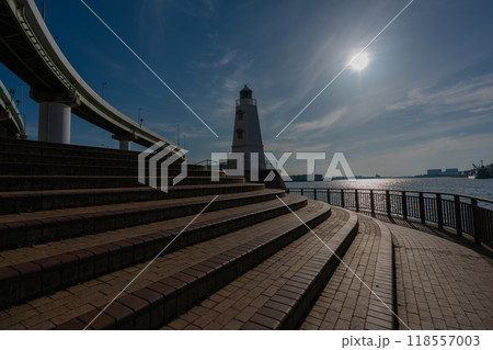 大阪府堺市堺区にの青空に映える旧堺燈台を撮影したもの 大阪府堺市堺区にの青空に映える旧堺燈台を撮影したもの 118557003