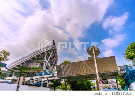 日本の横浜都市景観　関内駅前。旧横浜市庁舎街区と横浜公園を接続する歩道橋工事などを望む＝18日 118557169